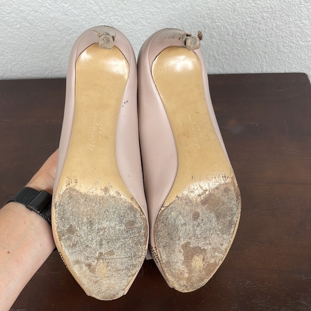 Salvatore Ferragamo Beige Leather Pola Bisque Peep Toe Pumps Bow Size 7.5 - Picture 8 of 16